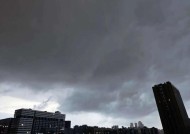 受强对流云团影响，海南三亚发布暴雨红色预警|界面新闻 · 快讯